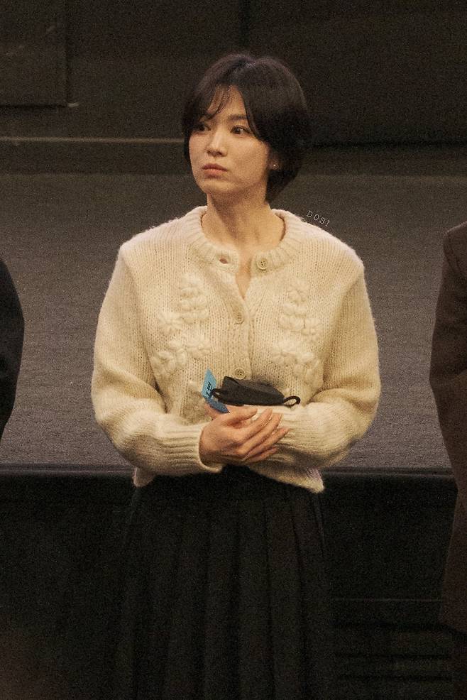 GiOX0U-a0AAzM2S.jpg 무대인사하는 송혜교 실물