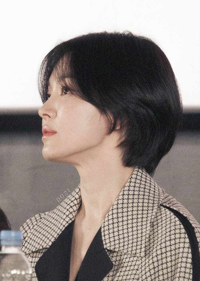 GiOy6UXbIAAcuy1.jpg 무대인사하는 송혜교 실물