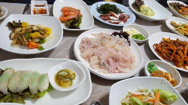 경남 거제시 장목면 이수도의 1박 3식 중 한 끼 상차림. 생선회에 초밥, 문어, 새우 등등 싱싱한 해산물이 풍성하다. 거제=박은경 기자