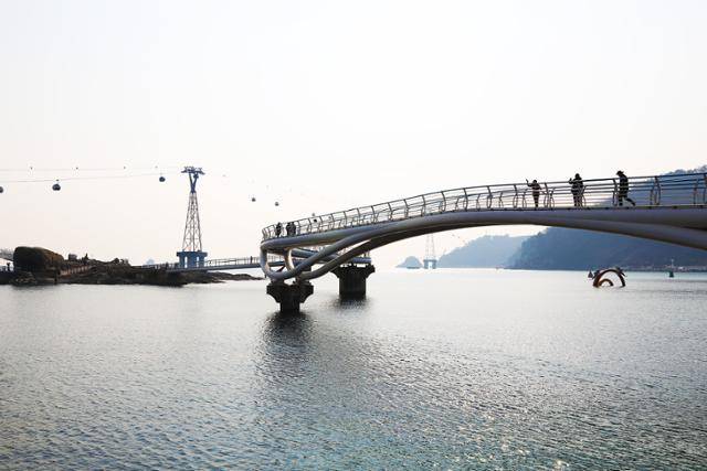 송도해수욕장 구름산책로와 케이블카. ⓒ박준규