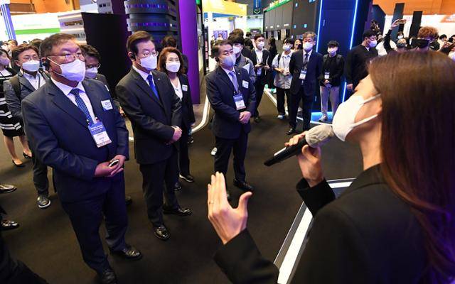 이재명 더불어민주당 대표를 비롯한 의원들이 6일 오전 서울 강남구 코엑스에서 열린 대한민국 전략산업 반도체 기업 간담회을 마친 후 반도체 대전 부스를 돌아보고 있다. 국회사진기자단