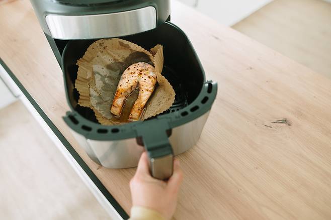 에어프라이어로 음식을 조리할 때 종이 호일을 쓰면 미세플라스틱을 섭취할 위험이 있다./사진=게티이미지뱅크