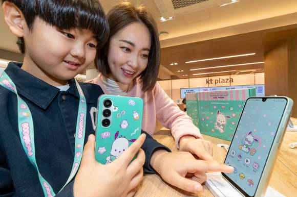 KT가 산리오 캐릭터 ‘포차코’ 테마를 적용한 ‘포차코 키즈폰’를 출시했다. [사진=KT]