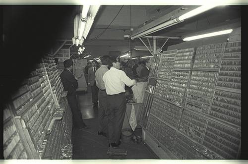 1975년 동아일보사 2층 공무국. 사람들 좌우로 활자판이 보인다.