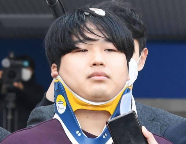 ▲ 텔레그램 ‘박사방‘을 운영하며 미성년자를 포함한 여성들의 성 착취물을 제작, 유포한 혐의를 받는 조주빈씨가 지난 2020년 3월 25일 서울 종로구 종로경찰서에서 검찰로 송치되고 있다. 연합뉴스 자료사진