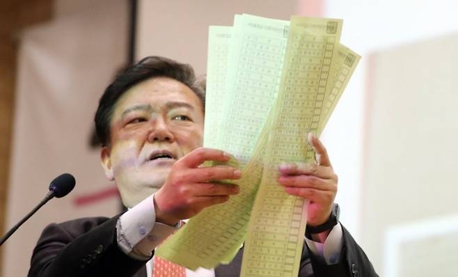 ▲ 지난 2020년 5월 민경욱 전 미래통합당 의원이 4·15 총선의 부정 선거 의혹을 제기했다 [연합뉴스]&nbsp;