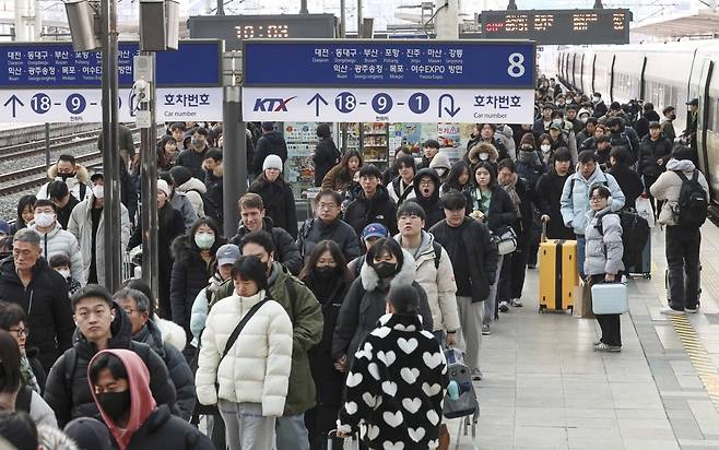 설 연휴 마지막 날인 30일 서울역에 도착한 귀경객들이 열차에서 내려 발걸음을 옮기고 있다./임형택 기자