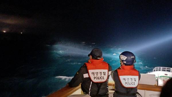 제주 해상에서 어선 2척이 좌초돼 승선원 총 15명 중 2명이 숨지고 2명이 실종된 가운데 해경이 야간에도 실종자 수색을 하고 있다. 연합뉴스