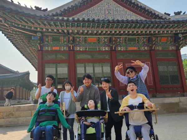 김장훈과 십대교회의 최성식(뒷줄 가운데) 목사가 지난해 5월 중증장애인과 함께 서울 경복궁 나들이에서 기념 촬영을 하는 모습. 김장훈 제공