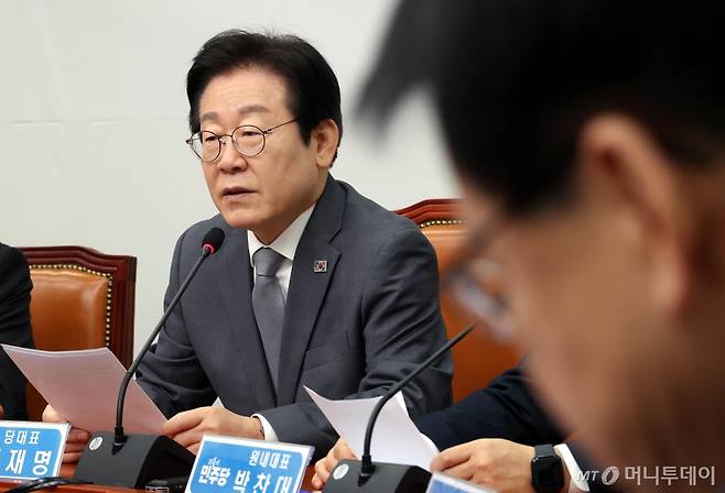 [서울=뉴시스] 조성봉 기자= 이재명 더불어민주당 대표가 31일 오전 서울 여의도 국회에서 열린 최고위원회의에서 발언을 하고 있다. 2025.01.31. suncho21@newsis.com /사진=조성봉