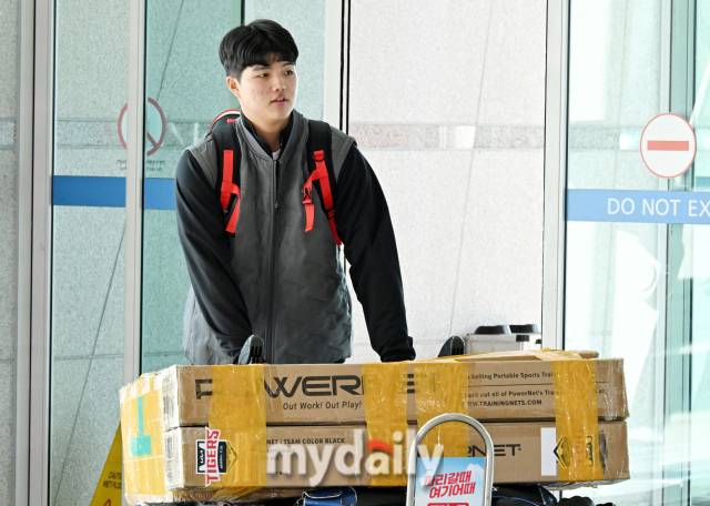 KIA 타이거즈 김태형이 스프링캠프 참가를 위해 23일 오전 인천국제공항을 통해 미국 캘리포니아주 어바인으로 출국하고 있다. KIA 타이거즈 선수단은 오는 25일부터 미국 캘리포니아주 어바인에서 스프링캠프를 갖고 체력 및 기술, 전술 훈련을 소화한다. 이후 2월 21일부터 3월 4일까지 일본 오키나와에서 연습경기를 갖고 본격적인 실전 체제에 돌입한다./인천공항=송일섭 기자 andlyu@mydaily.co.kr