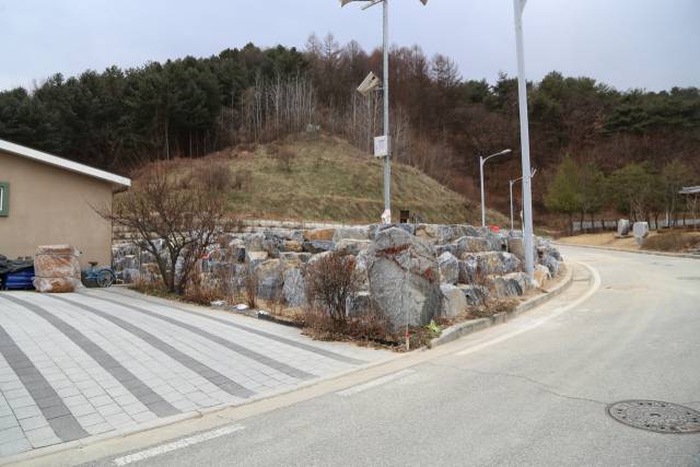 ▲ 평은면은 이장의 요청으로 2천여만원의 예산으로 이장 뒷마들과 접한 마을마들기 사업부지 경계석 공사를 진행했다. 하지만 사업부지에 들어설 예정인 연못, 물레방아, 족욕장 등의 시설공사를 위해서 한쪽면 경계석을 뜯어내야 한다는 사실이 알려지면서 주민들의 비판이 쏟아지고 있다. ⓒ프레시안(최홍식)