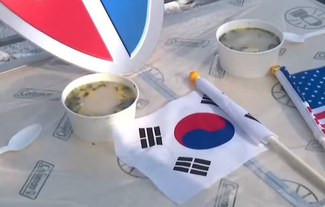 설 당일인 지난달 29일&nbsp;윤석열 대통령 지지자들이&nbsp;윤 대통령이 수감된 서울구치소&nbsp;앞에 마련한 떡국. 채널A 보도화면 캡처