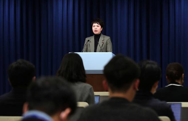 김은혜 홍보수석이 2023년 1월 13일 오후 서울 용산 대통령실 청사 브리핑룸에서 나경원 당시 저출산고령사회위원회 부위원장·기후환경대사 해임 관련 브리핑을 하고 있다.
[뉴시스]