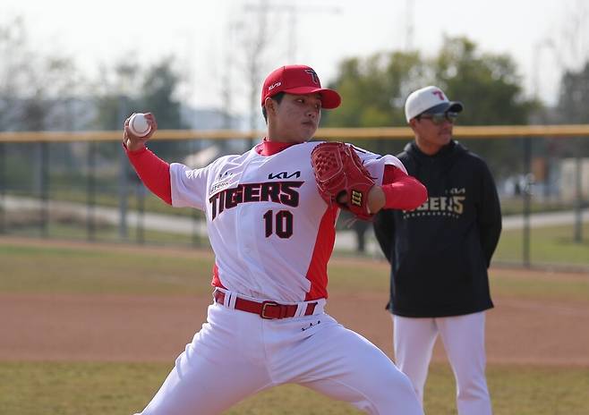 ▲ 2025년 KIA 신인 선수 중 유일하게 1차 캠프에 합류한 1라운더 김태형은 첫 불펜 피칭에서 20구를 던지며 코칭스태프의 시험을 거쳤다. ⓒKIA타이거즈