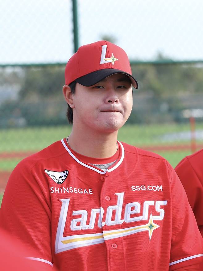 ▲ 오원석과 트레이드로 SSG 유니폼을 입은 김민은 새로운 마음가짐으로 자신의 가치를 스스로 증명하겠다는 강한 의지로 뭉쳐있다 ⓒSSG랜더스