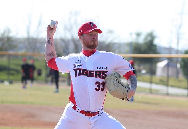 KIA 타이거즈 새 외국인 투수 아담 올러가 지난 29일 미국 어바인 스프링캠프에서 첫 불펜 투구를 소화했다. KIA 타이거즈