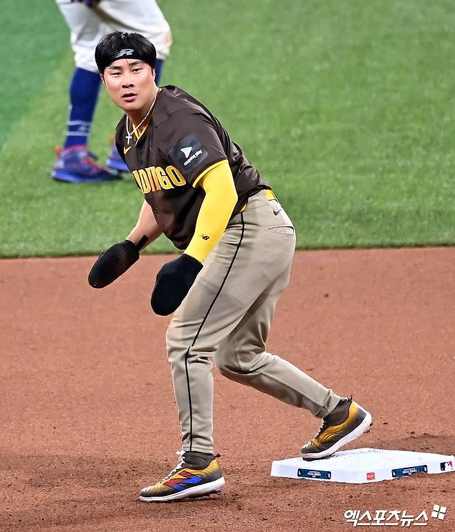 김하성이 지난해 서울 고척스카이돔에서 열린 MLB 월드투어 서울시리즈 LA 다저스와의 공식 개막전에서 도루한 뒤 상황을 지켜보고 있다. 김하성은 시즌 종료 후 FA 시장에 나왔고 탬파베이 레이스로 이적했다. 엑스포츠뉴스 DB