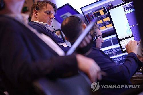 뉴욕증권거래소의 트레이더들 [AFP 연합뉴스 자료사진]
