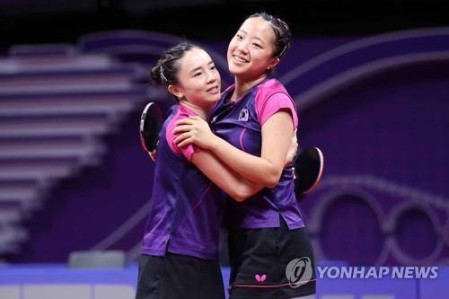 여자복식 '영혼의 콤비'였던 신유빈(오른쪽)과 전지희 [연합뉴스 자료 사진]