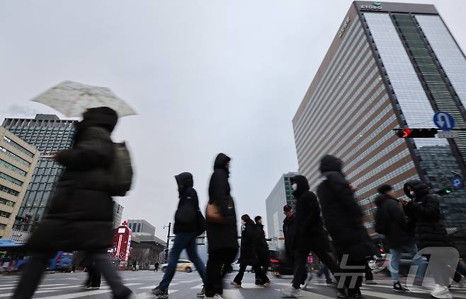 지난달 31일 서울 종로구 광화문네거리에서 직장인들이 출근길 발걸음을 옮기고 있다. 2025.1.31/뉴스1 ⓒ News1 김도우 기자