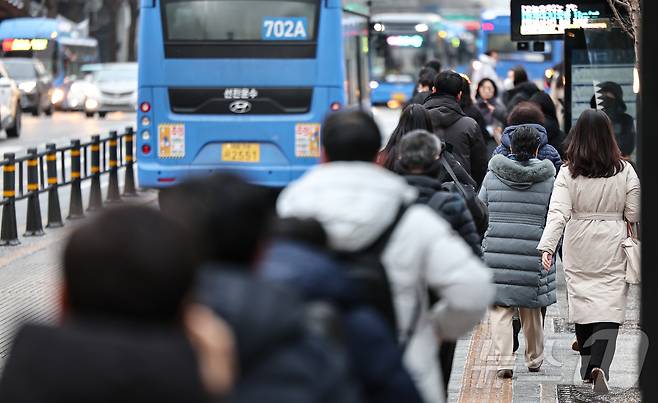 지난달 31일 서울 종로구 광화문네거리에서 직장인들이 출근길 발걸음을 옮기고 있다. 2025.1.31/뉴스1 ⓒ News1 김도우 기자