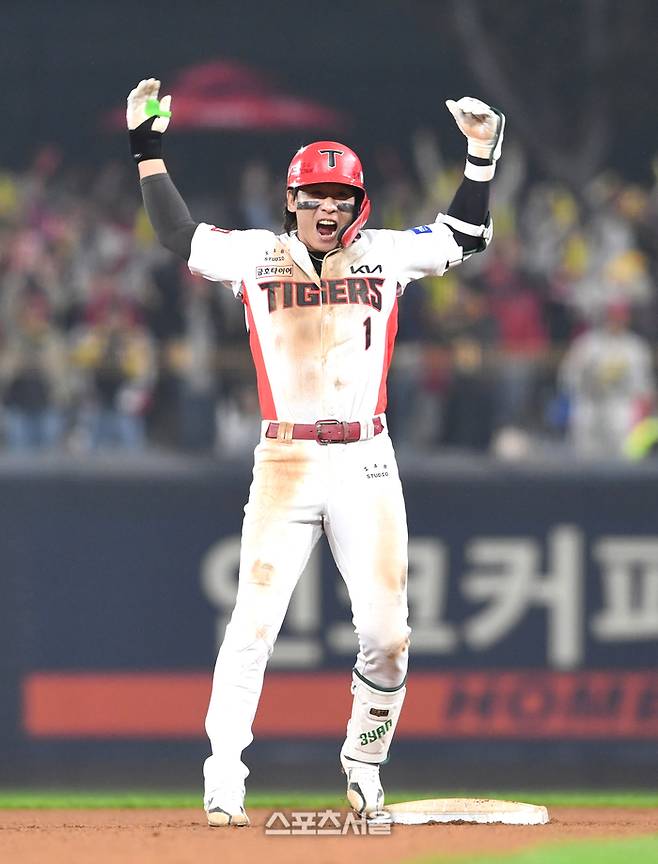 KIA 박찬호가 광주-기아 챔피언스 필드에서 열린 삼성과 2024 한국시리즈 5차전 8회말 1사 1루에서 1타점 2루타를 때린 후 한호하고 있다. 광주 | 박진업 기자 upandup@sportsseoul.com