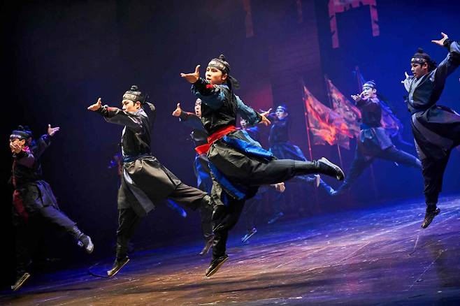 뮤지컬 ‘명성황후’ 백형훈 및 앙상블 공연사진 (제공: 에이콤)