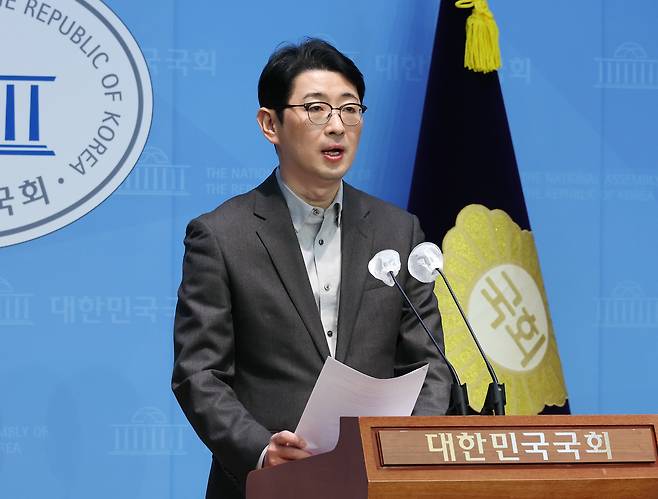 국민의힘 법률자문위원장인 주진우 의원이 지난달 16일 국회 소통관에서 ‘더불어민주당 카톡 검열 고발’ 관련 기자회견을 하고 있다. /연합뉴스