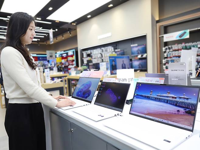 롯데하이마트가 2월 한달간 전국 320여개 매장에서 '노트북·IT가전 아카데미 빅세일(Big Sale)'을 진행한다.