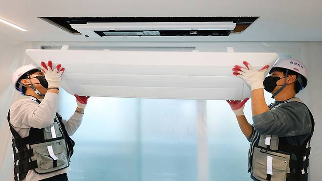 삼성 인테리어핏 키트를 활용해 비스포크 무풍 시스템에어컨을 설치하는 모습