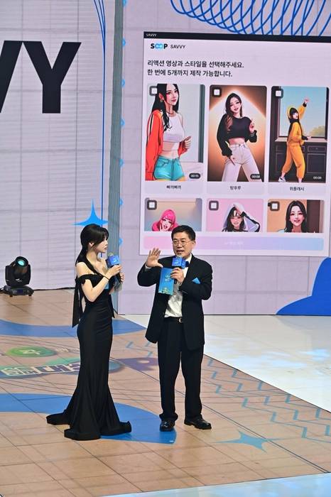 지난달 28일 서울 마포구 상암 콜로세움에서 열린 '2024 SOOP 스트리머 대상'에서 서수길 SOOP 대표(오른쪽)가 성형 AI를 활용해 영상을 제작할 수 있는 '싸비(SAVVY)'에 대해 소개하고 있다. 〈자료 SOOP〉