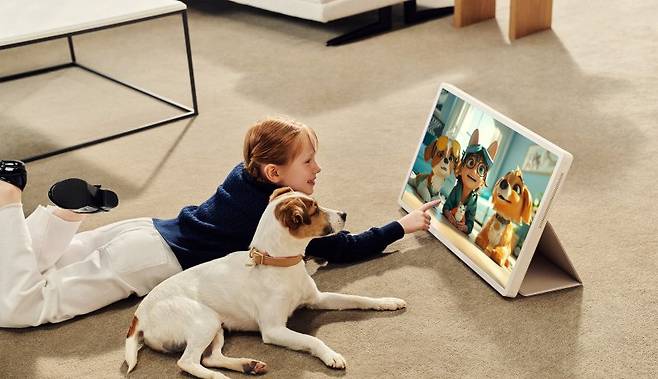 LG전자 모델이 전용 액세서리를 활용해 LG 스탠바이미 2를 태블릿처럼 세워두고 사용하고 있다. LG전자 제공