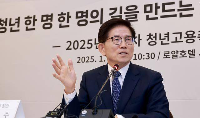 김문수 고용노동부 장관이 지난달 22일 서울 중구 로얄호텔에서 열린 '2025년 제1차 청년고용촉진특별위원회'에서 발언하고 있다. 고용노동부 제공