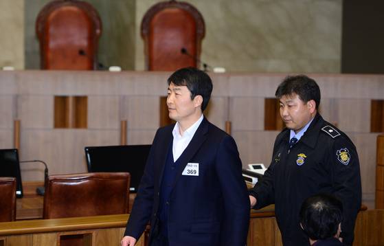 이석기 전 통합진보당 의원이 지난 2015년 서울 서초동 대법원에서 열린 '내란음모' 사건에 대한 상고심 선고공판에 참석해 피고인석으로 향하고 있다. 사진공동취재단