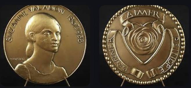 수잔 발라동 사후 그녀를 기념해 발행된 동전의 앞면(왼쪽)과 뒷면. 뒷면에는 세 단어가 새겨져 있다.