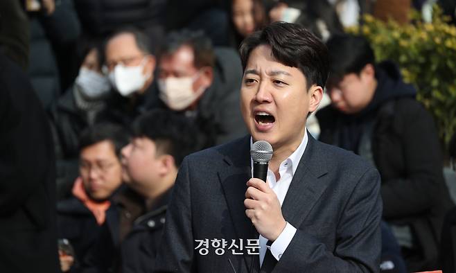 이준석 개혁신당 의원이 2일 서울 마포구 홍대 레드로드 버스킹거리에서 정치 현안 관련 기자회견을 하고 있다. 권도현 기자