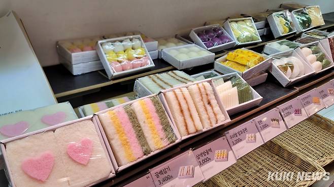 2일 서울 시내에 위치한 SPC의 떡 카페 전문 프랜차이즈 ‘빚은’ 매장에 꿀떡을 비롯한 다양한 떡 제품이 진열돼 있다. 김건주 기자