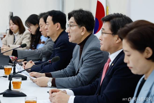 (서울=뉴스1) 안은나 기자 = 권성동 국민의힘 원내대표가 2일 서울 여의도 국회에서 현안 관련 기자간담회를 하고 있다. 2025.2.2/뉴스1  Copyright (C) 뉴스1. All rights reserved. 무단 전재 및 재배포,  AI학습 이용 금지. /사진=(서울=뉴스1) 안은나 기자