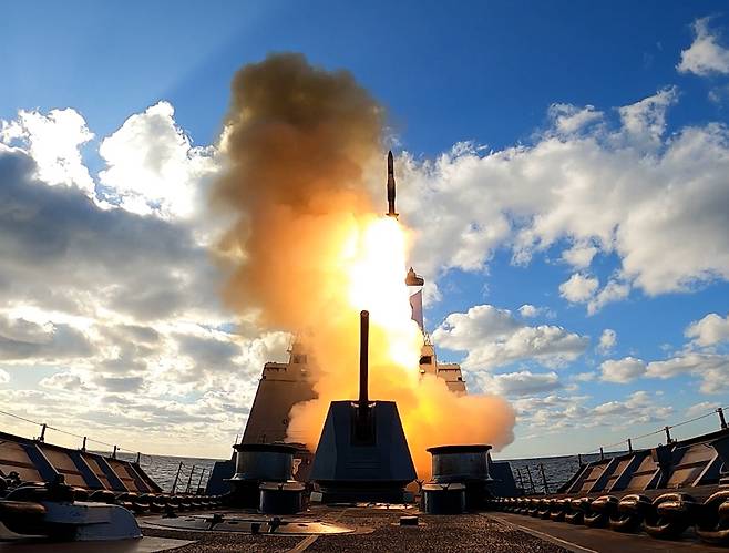 자료사진.  SM-2 함대공 유도탄 국내 첫 실사격 훈련.[해군 제공]