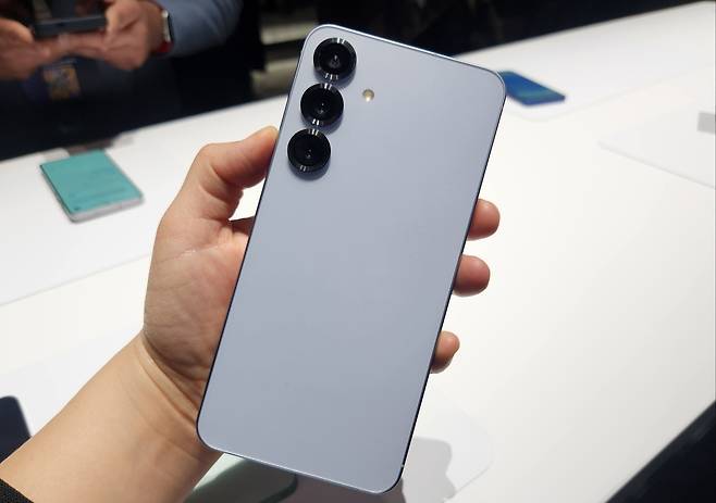 갤럭시 S25 플러스 ‘아이스블루’. [권제인 기자/eyre@]