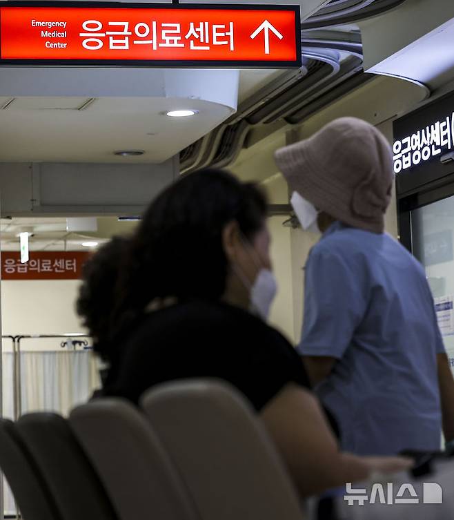 [서울=뉴시스] 정병혁 기자 = 지난해 9월 11일 서울의 대학병원 응급의료센터 앞에서 보호자들이 대기하고 있다. ﻿﻿2024.09.11. jhope@newsis.com