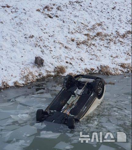 [김포=뉴시스] 정일형 기자 = 하천에 빠진 SUV 차량. (사진은 김포소방서 제공)