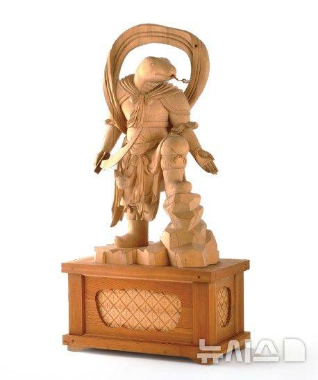 [제주=뉴시스] 열두 수호신 가운데 여섯 번째 뱀신 조각상. (사진=국립민속박물관 제공) photo@newsis.com