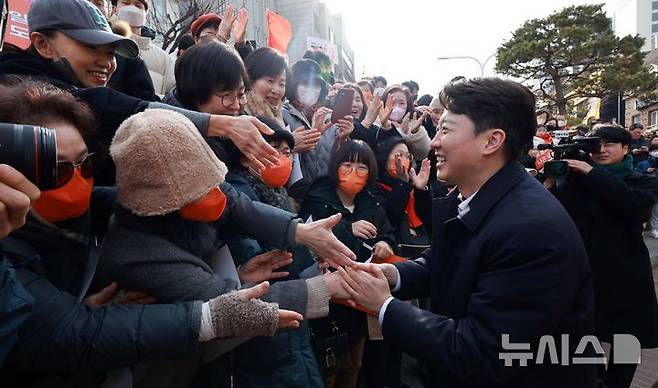 [서울=뉴시스] 고범준 기자 = 이준석 개혁신당 의원이 2일 서울 마포구 홍대 레드로드 버스킹거리에서 정치현안관련 기자회견을 하기 전 지지자들과 인사를 하고 있다. 2025.02.02. bjko@newsis.com
