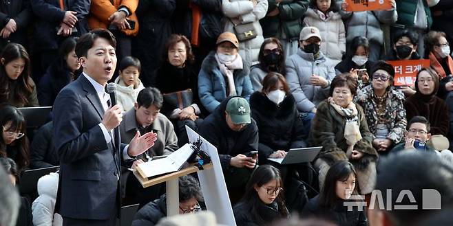 [서울=뉴시스] 고범준 기자 = 이준석 개혁신당 의원이 2일 서울 마포구 홍대 레드로드 버스킹거리에서 정치현안관련 기자회견을 하고 있다. 2025.02.02. bjko@newsis.com