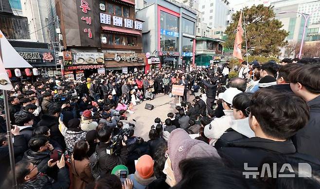 [서울=뉴시스] 고범준 기자 = 이준석 개혁신당 의원이 2일 서울 마포구 홍대 레드로드 버스킹거리에서 정치현안관련 기자회견을 하고 있다. 2025.02.02. bjko@newsis.com