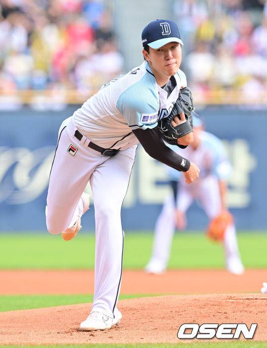 [OSEN=잠실, 조은정 기자]8일 오후 서울 잠실구장에서 ‘2024 신한 SOL BANK KBO리그’ 두산 베어스와 KIA 타이거즈의 경기가 열렸다.두산 베어스는 김유성을 KIA 타이거즈는 알드레드를 선발 투수로 내세웠다.1회초 두산 선발 김유성이 힘차게 공을 던지고 있다. 2024.06.08 /cej@osen.co.kr