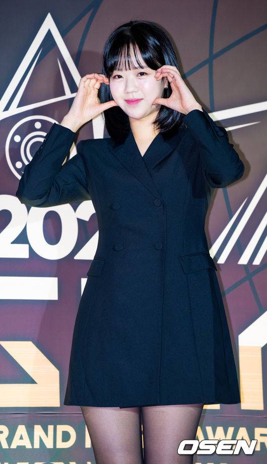 [OSEN=인천, 민경훈 기자] 16일 오후 인천 영종도의 한 리조트 공연장 미팅룸에서 '제1회 코리아 그랜드 뮤직 어워즈(KGMA)' 1일차 레드카펫 포토월 행사가 진행됐다.16일과 17일 양일간 열리는 '2024 KGMA'는 새로운 K팝 축제를 표방하는 시상식으로 배우 남지현과 뉴진스 하니, 에스파 윈터가 이틀에 걸쳐 MC로 호흡을 맞춘다.배우 지예은이 입장하며 포즈를 취하고 있다. 2024.11.16 / rumi@osen.co.kr