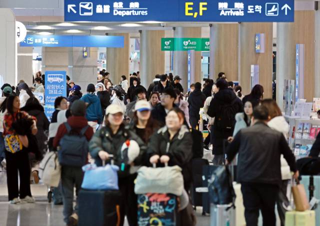 설 연휴 마지막 날인 1월 30일 인천국제공항 입국장이 인파로 붐비고 있다. 연합뉴스